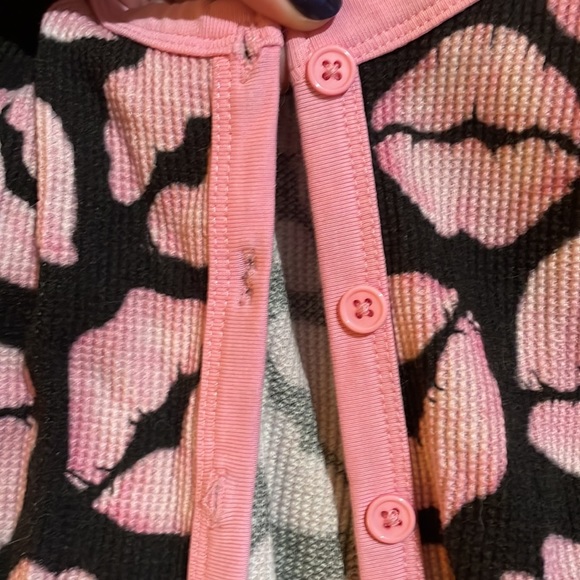 Black and pink kissy lips romper pajamas - Picture 4 of 4